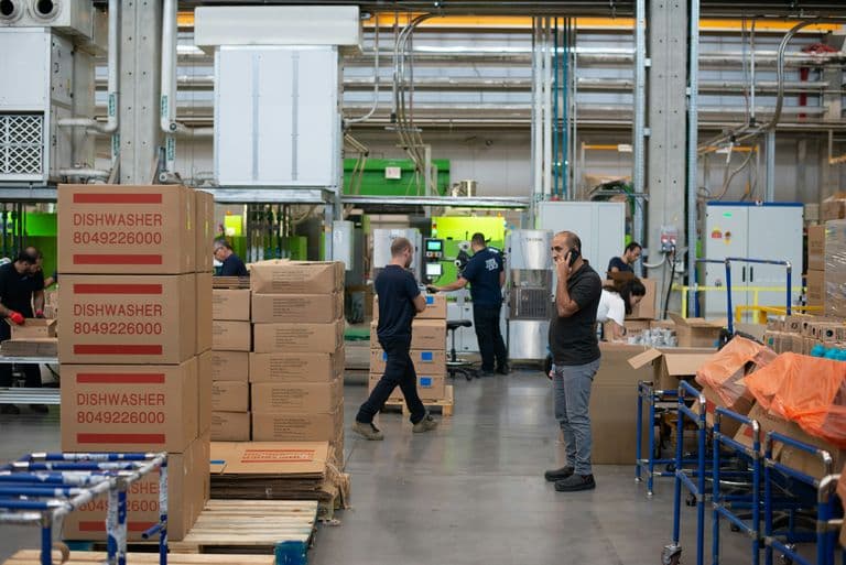 Retail order packing station
